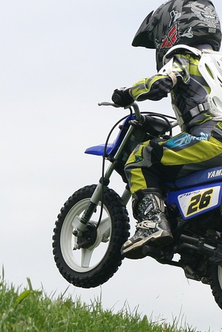  Foto zu Mit einem Kindermotorrad mit Benzin schon von klein auf schnell 